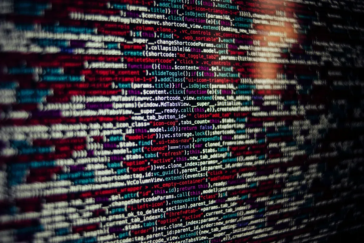 Code et écrans de supervision IT : cyberdéfense native pour PME chartraines