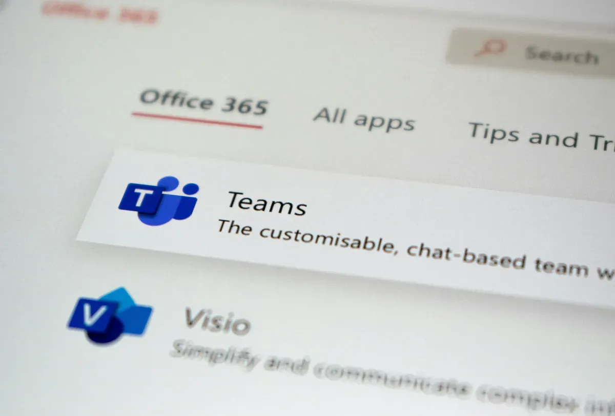 Microsoft Teams sur écran : collaboration et supervision IT pour PME à Étampes