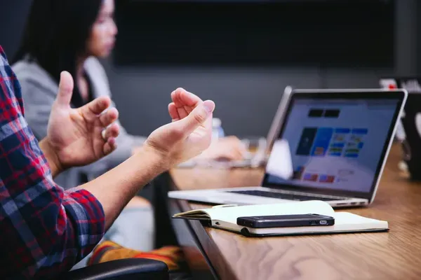 Réunion stratégique en PME avec présentation sur ordinateur portable