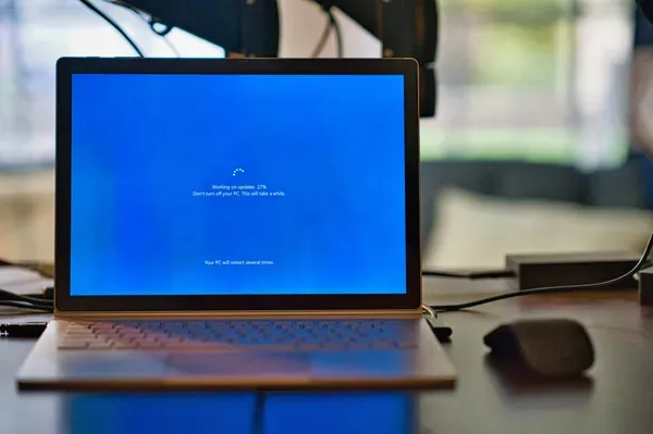 Ordinateur portable affichant une mise à jour Windows pour maintenance informatique proactive